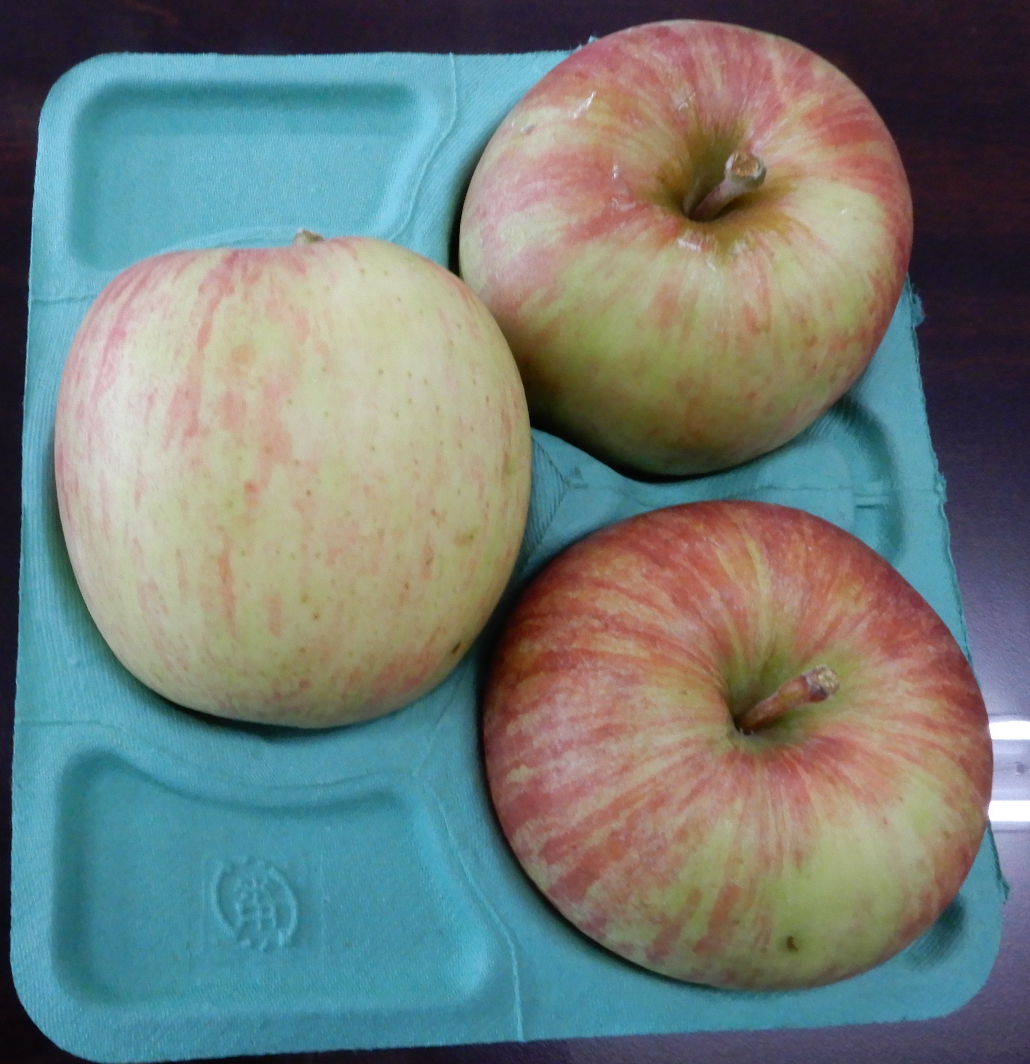 津軽産直組合の出荷基準（2021） 着色 -  A品 林檎全体の半分程度色がついていないもの。食味に影響がないもの。